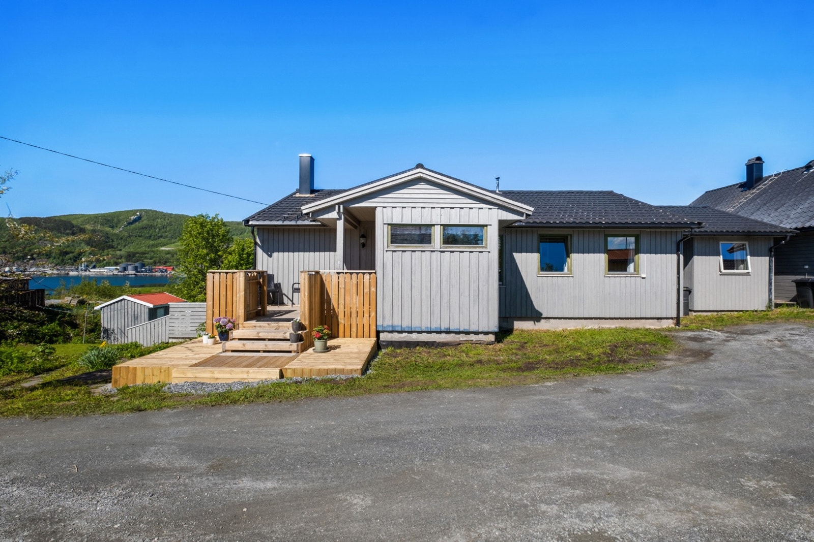 Boligens fasade med nyere platting ved inngangen. Galleribilde