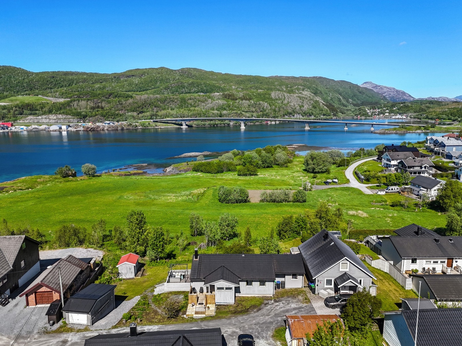 Flott utsikt over landskapet og fjorden fra eiendommen. Galleribilde