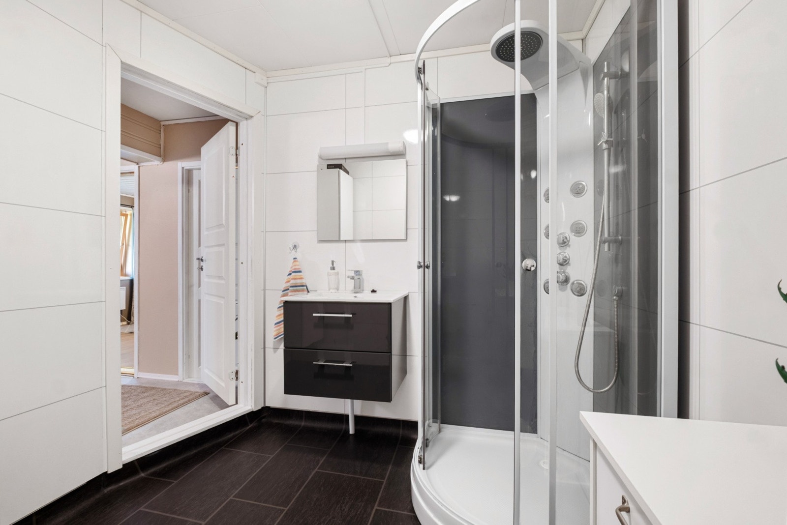 Badet har en funksjonell løsning med dusjkabinett og god gulvplass. Galleribilde