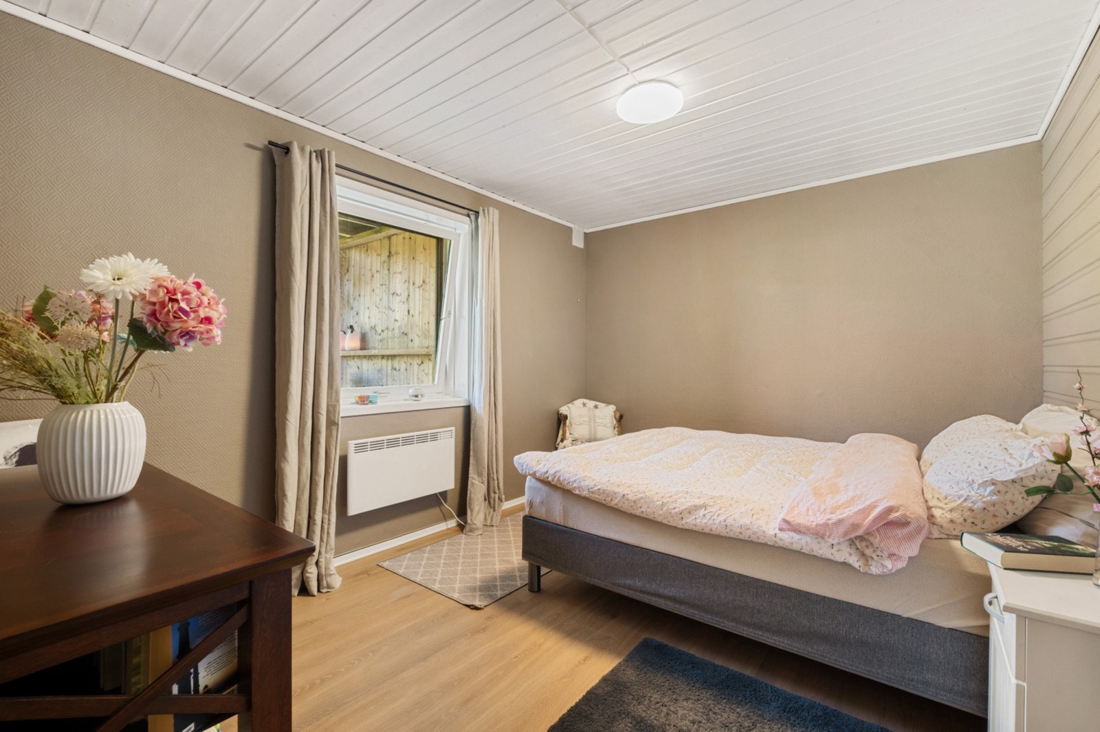 Et annet romslig soverom med plass til dobbeltseng. Galleribilde