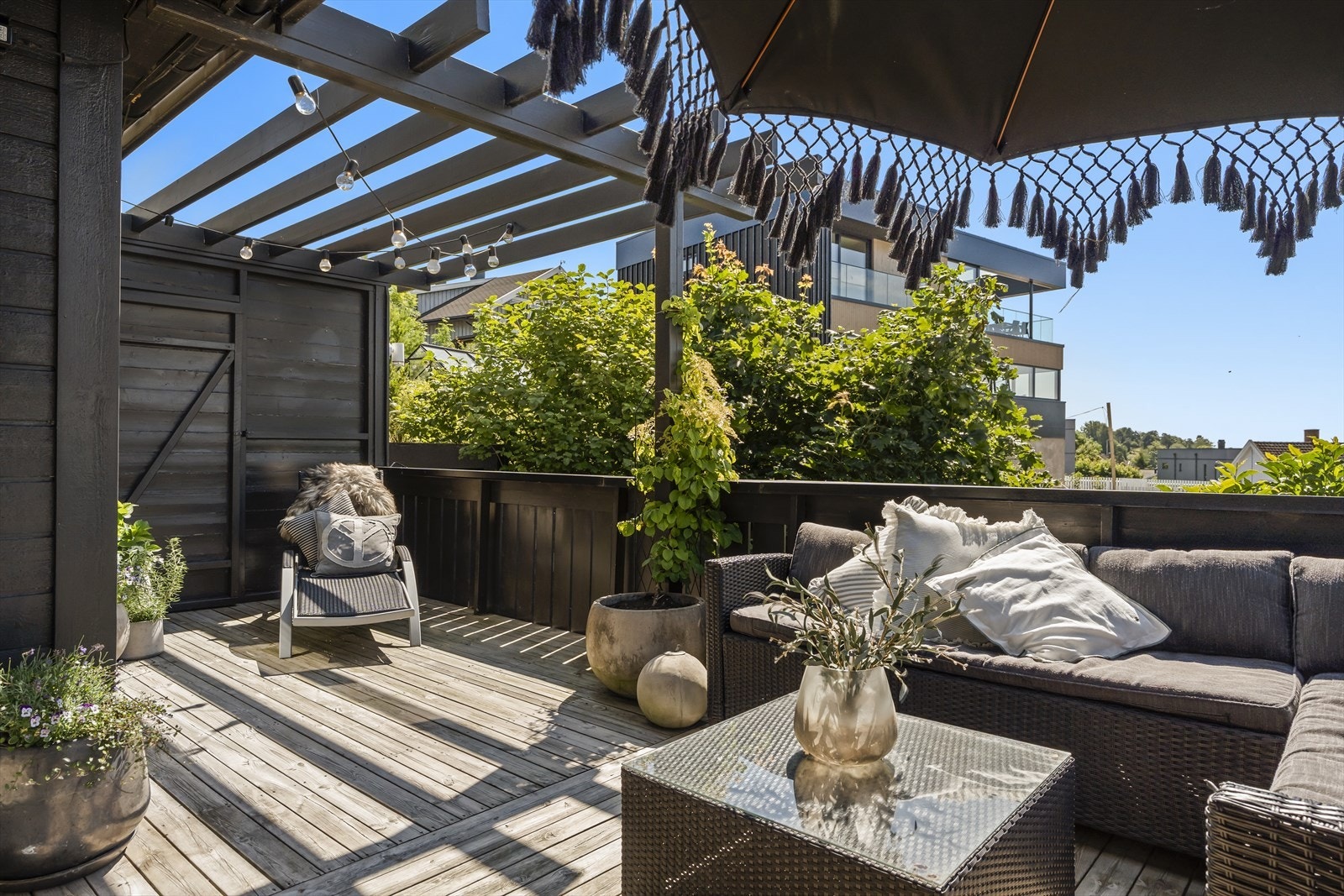 Terrasse med gode solforhold. Morgensolen treffer her, perfekt for at kaffekoppen kan nytes! Galleribilde