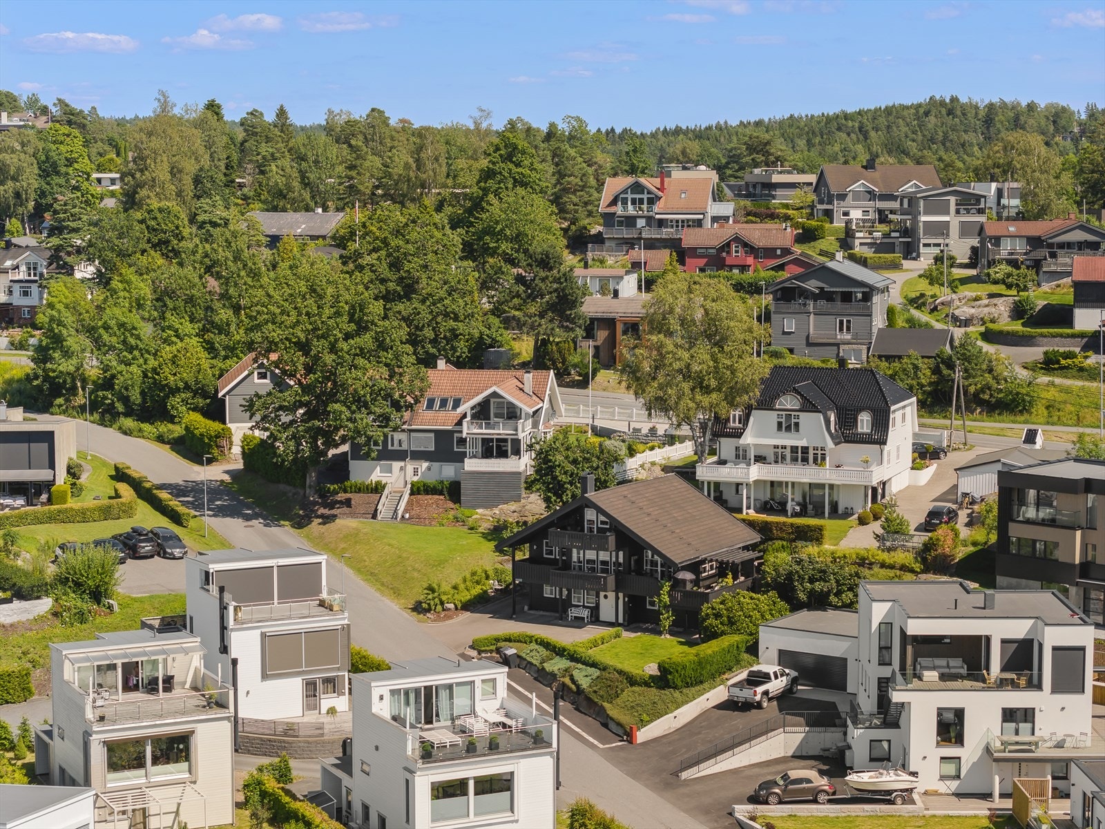 Her er det kort vei til det meste og eiendommen framstår som svært hyggelig. Galleribilde