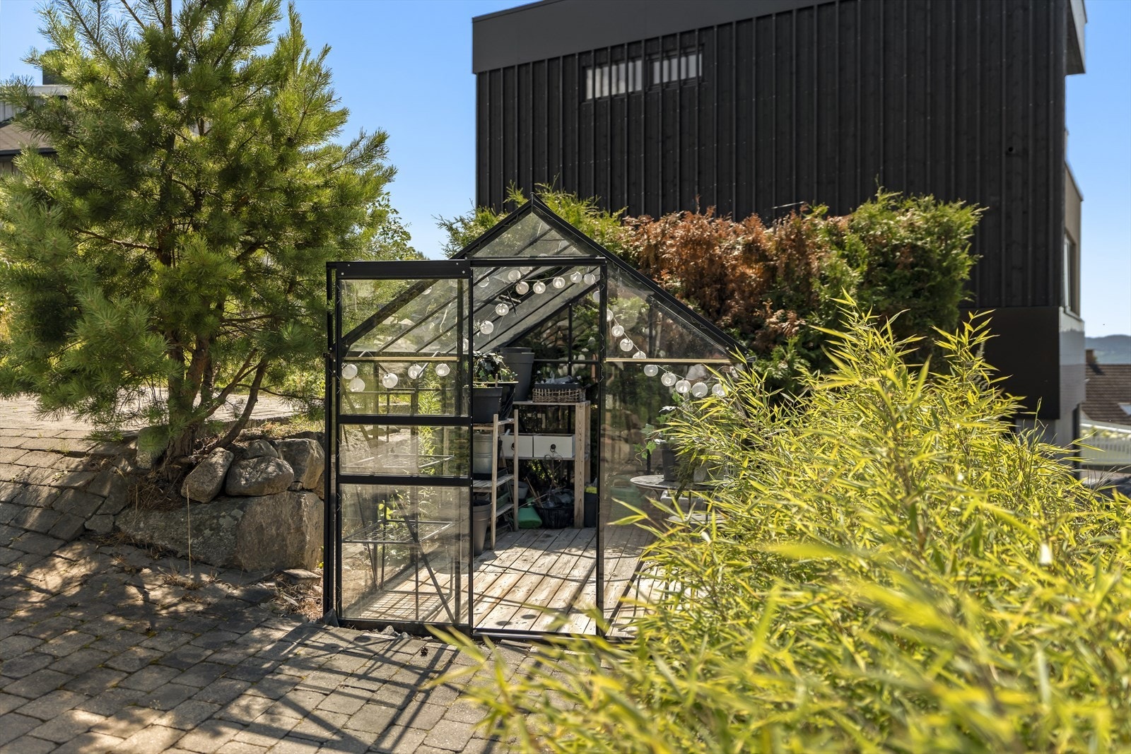 Lekkert drivhus som både kan benyttes for planter, men også som en hagestue. Galleribilde