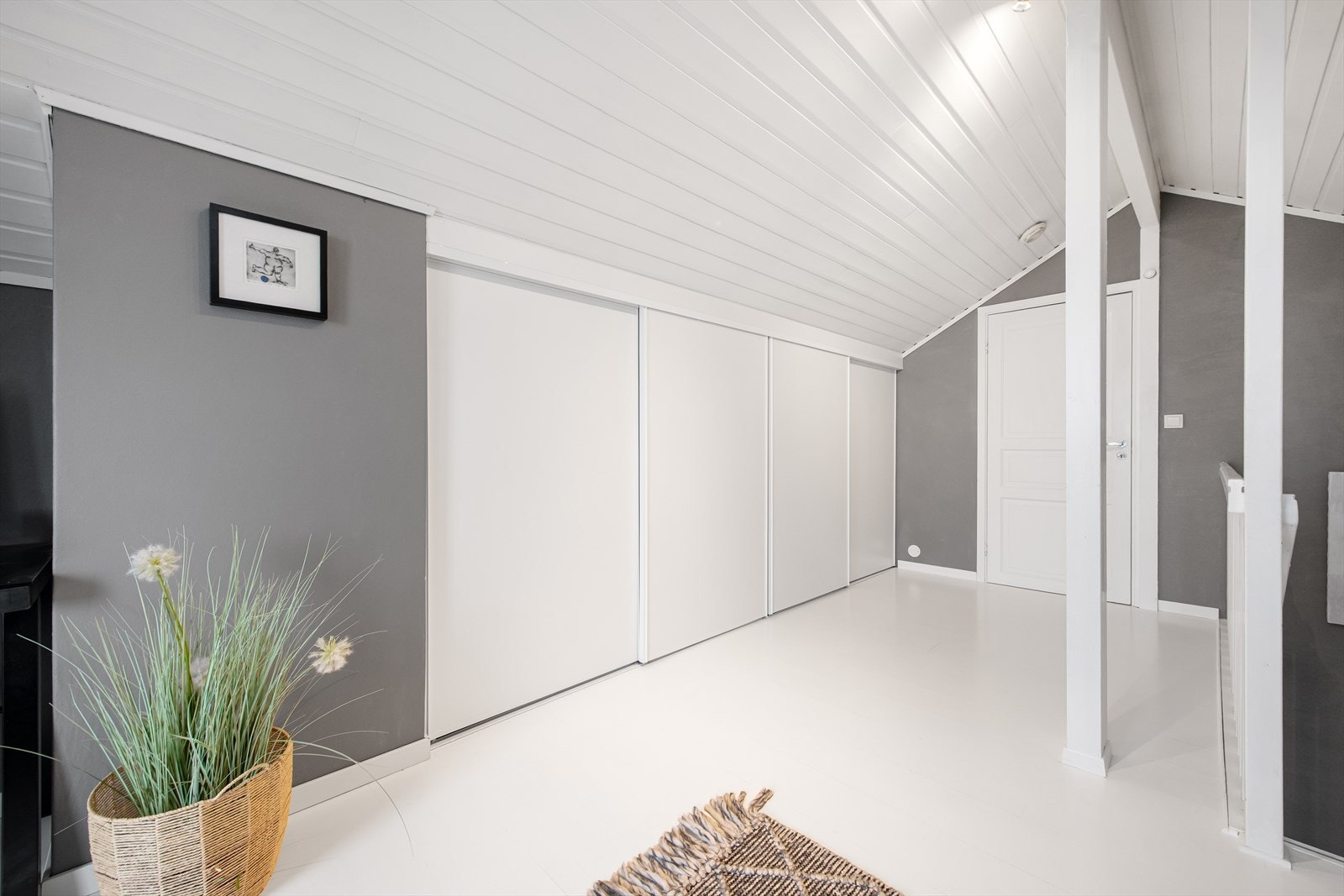 Praktiske skapløsninger i loftstuen. Galleribilde