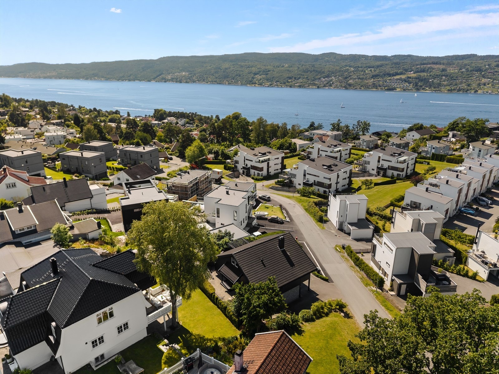 Svært barnevennlig område med gangavstand til sentrum. Det er ca. 15 minutters gange til strand og sentrum. Galleribilde