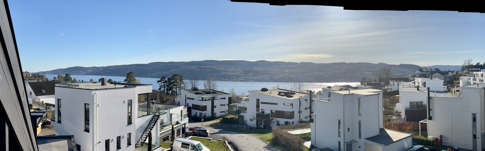 Sentrumsnær bolig med flott fjordutsikt og utsyn over nærområdet. Romslig, innholdsrik og velholdt enebolig over tre plan, rolig og attraktivt beliggende på Sogsti. Galleribilde