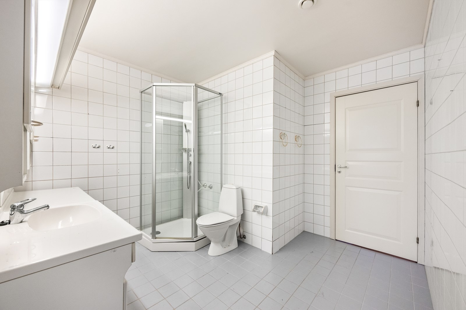 Badet har fliser, varmekabler og mekanisk avtrekk. Galleribilde