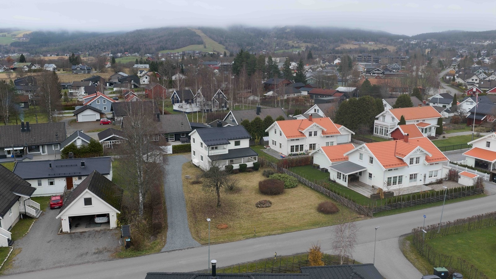 Nærområdet omkranses av flotte turområder og ligger kun 10 min kjøring fra OSL. AI generert fra vinterbilder til uten snø Galleribilde