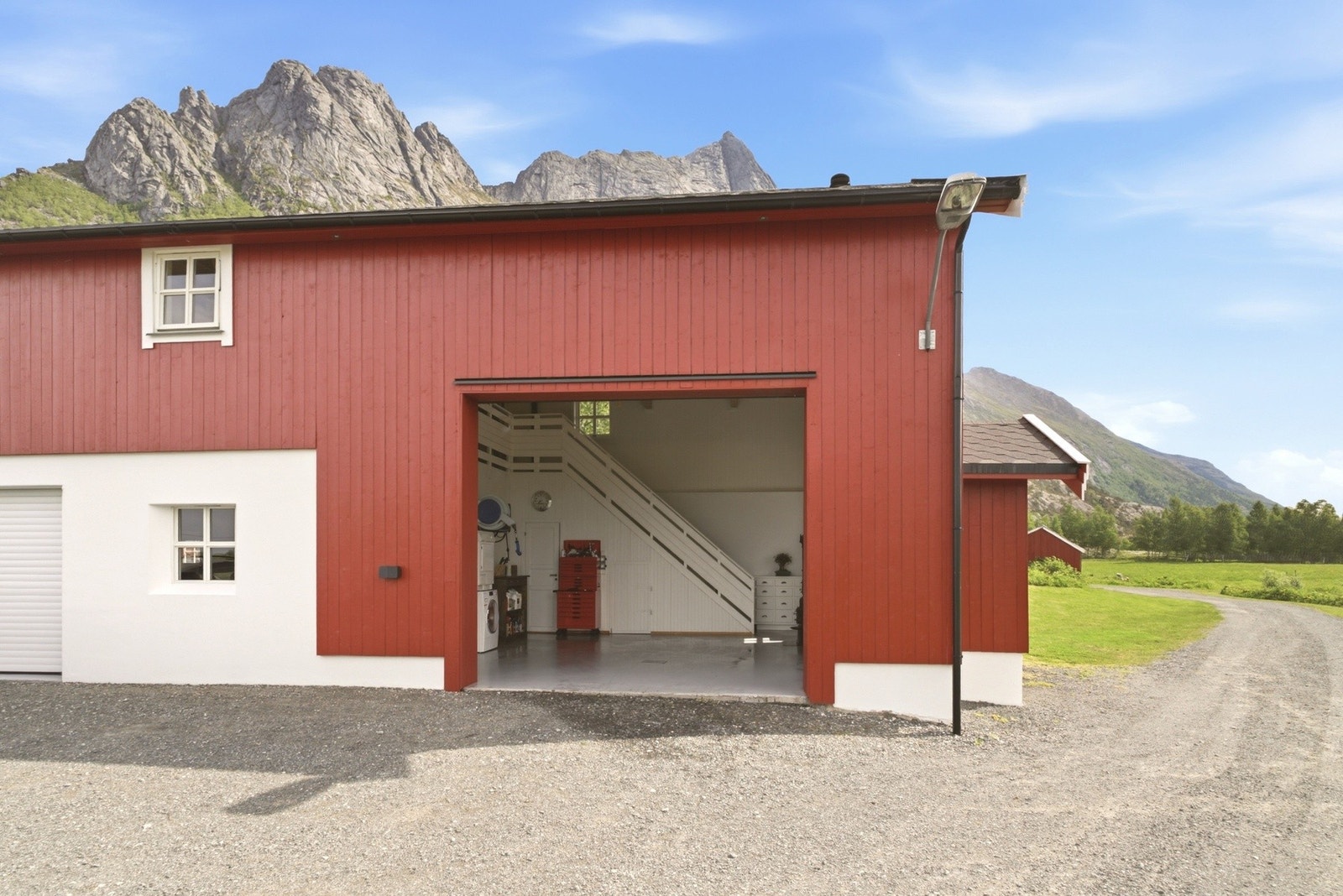 Romslig garasjedel med høy port Galleribilde