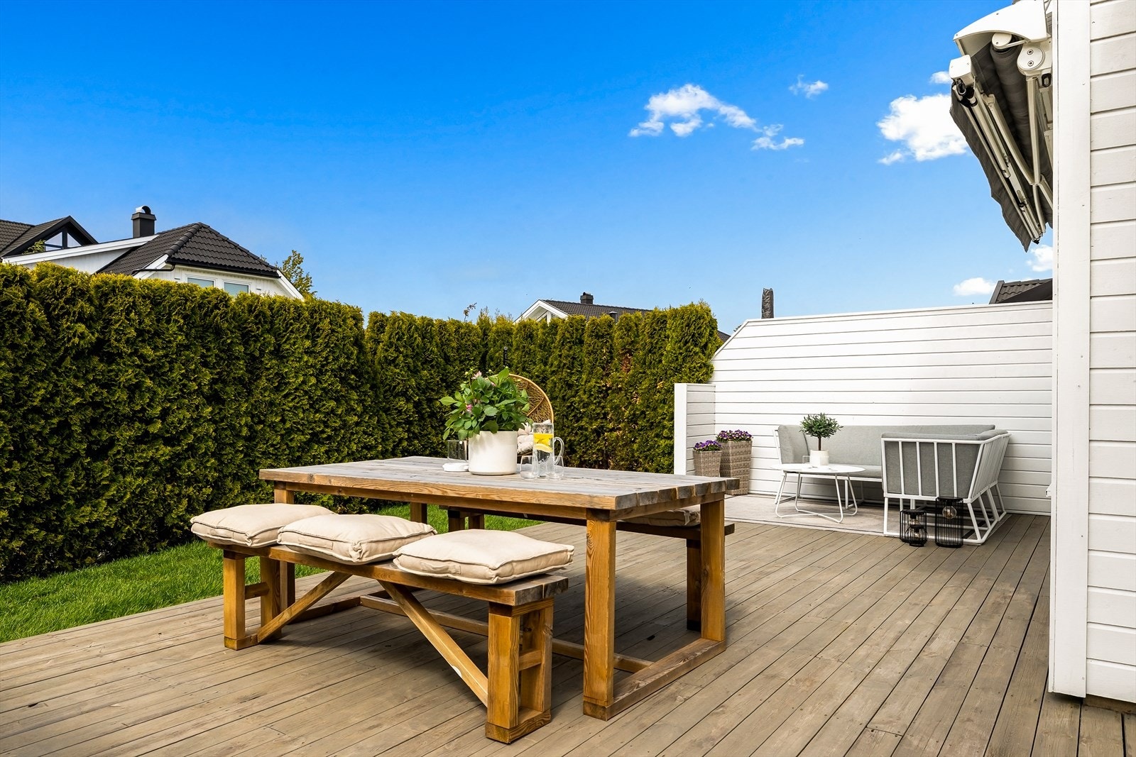 Den store treterrassen er en forlengelse av stuen og har god plass til flere sittegrupper. Galleribilde
