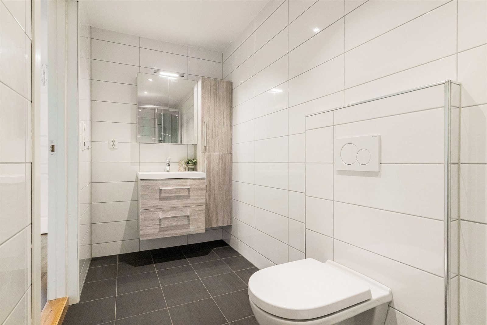 Også badet i andre etasje er helfliset og har varmekabler i gulvet. Galleribilde