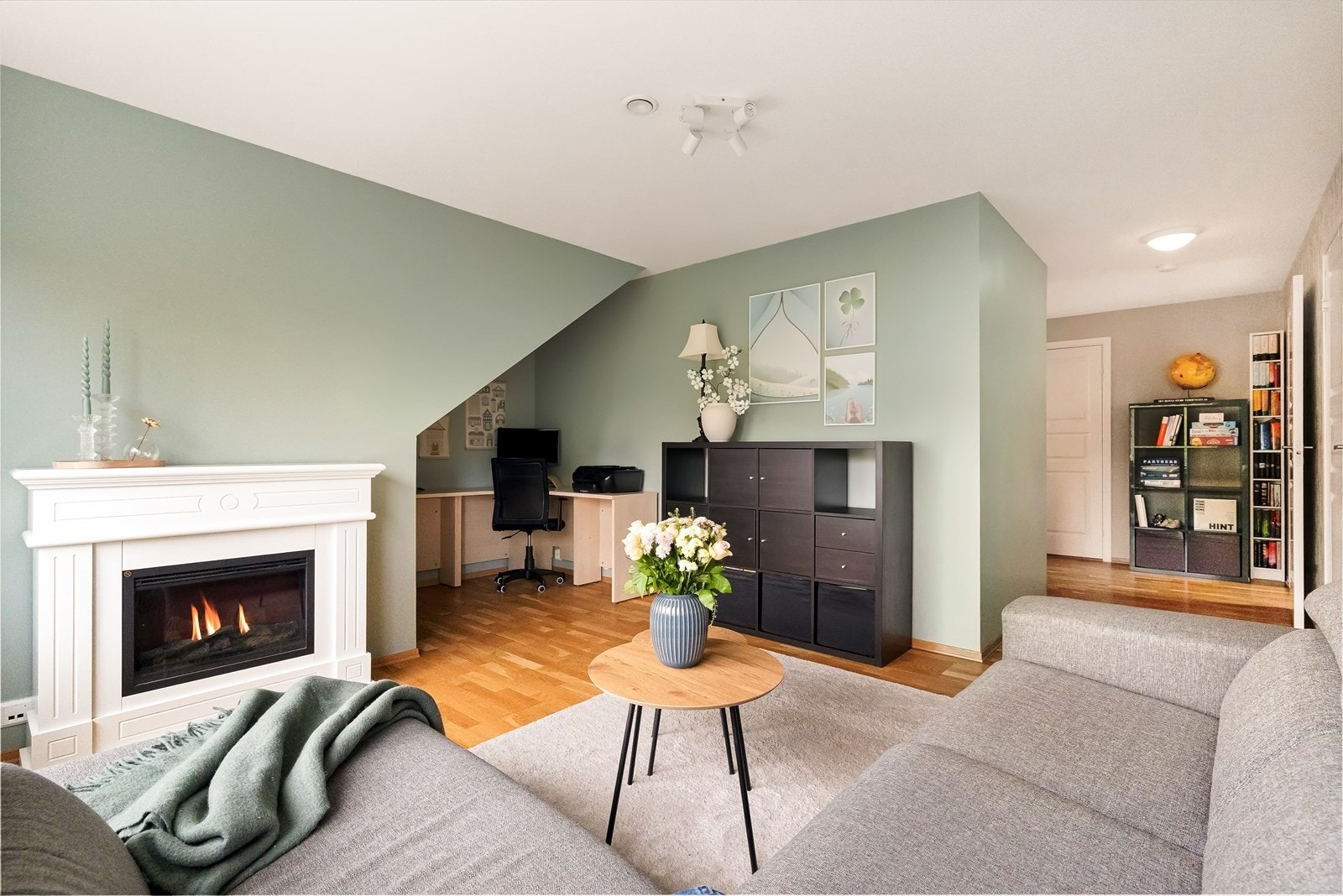 Rommet har god plass til en sofagruppe og nyter godt av dagslys fra vinduene. Galleribilde