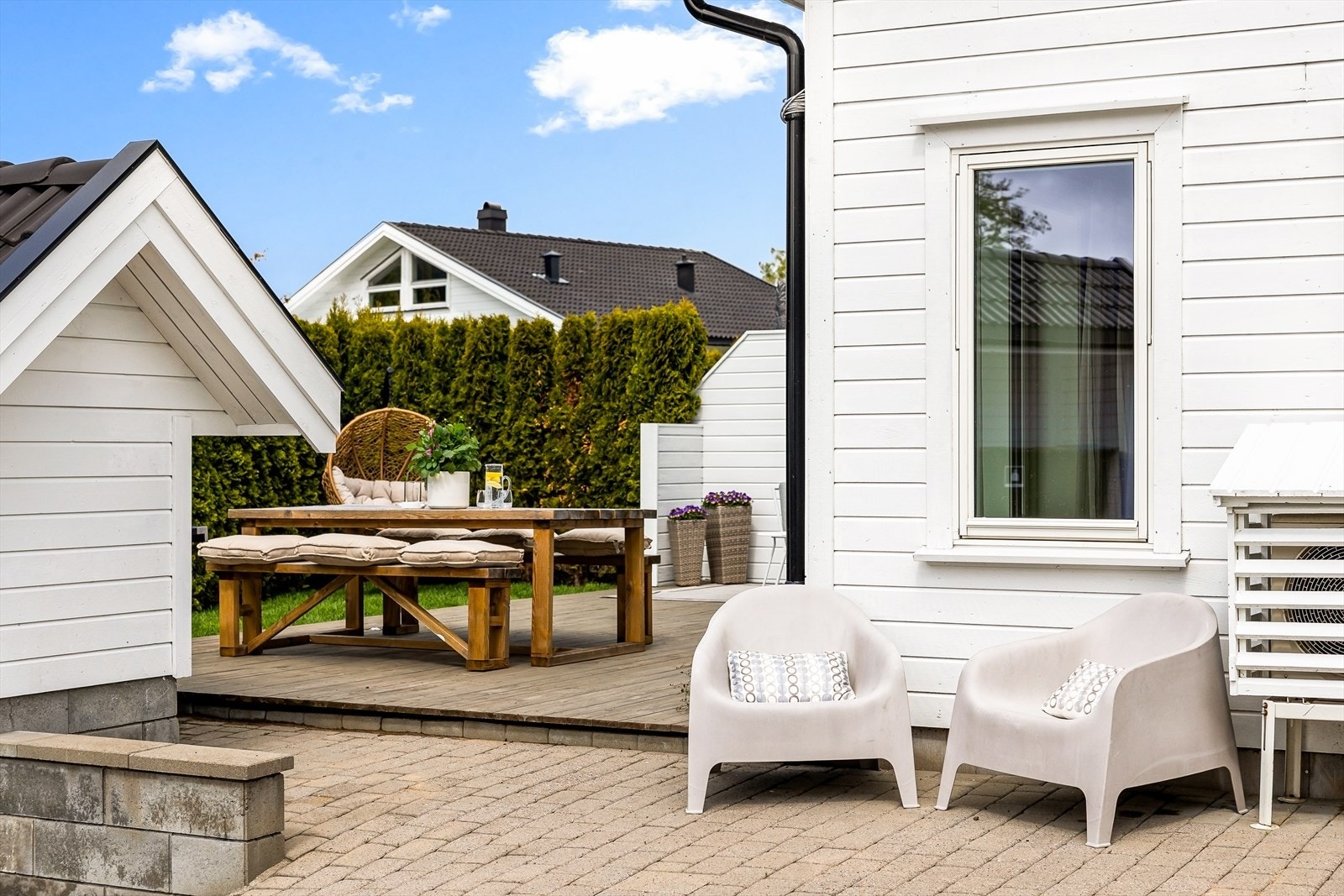 En kombinasjon av terrasse og belegningsstein gir et variert og lettstelt uteområde. Galleribilde