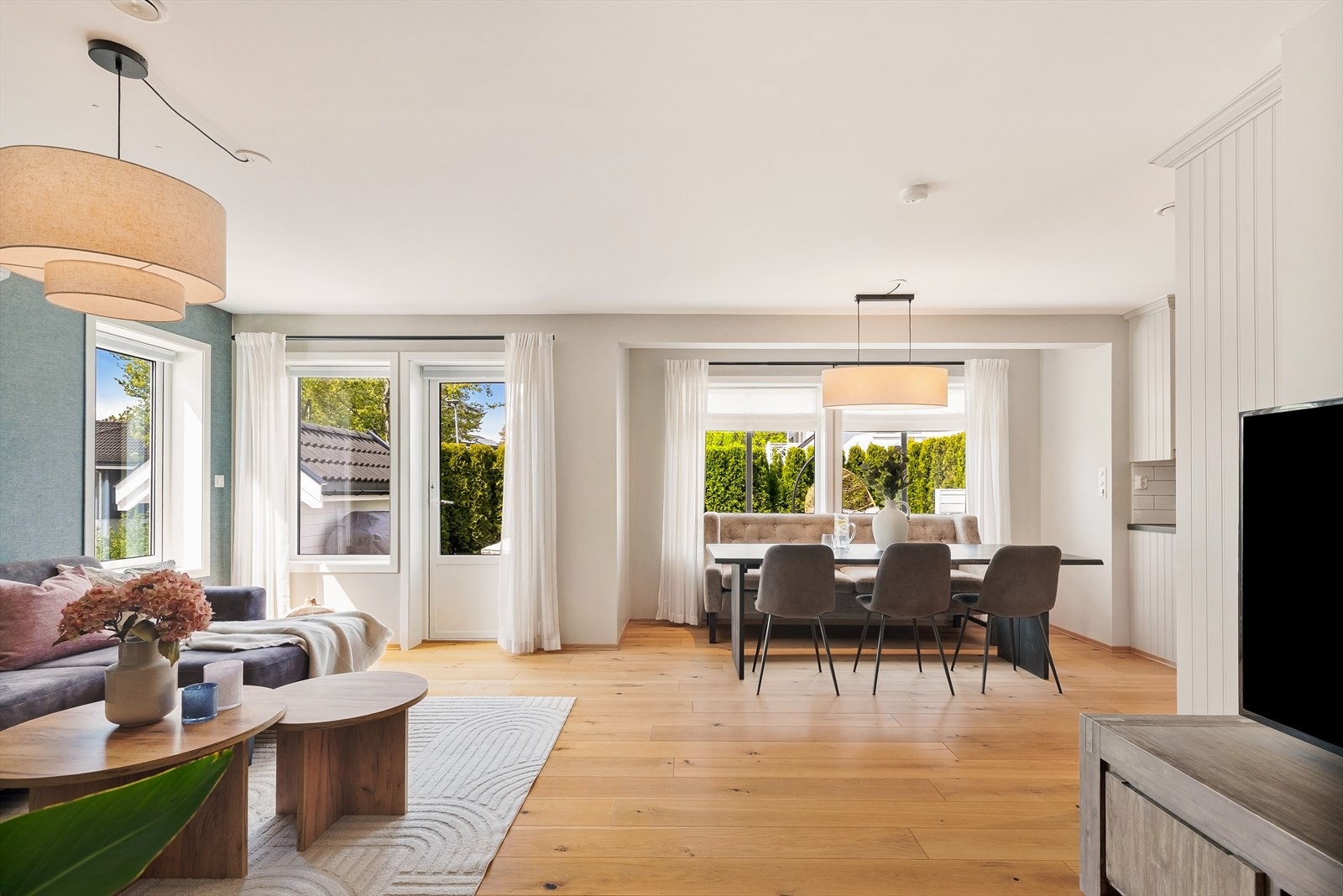 Fra stuen er det direkte utgang til en stor terrasse på nesten 35 kvadratmeter. Galleribilde