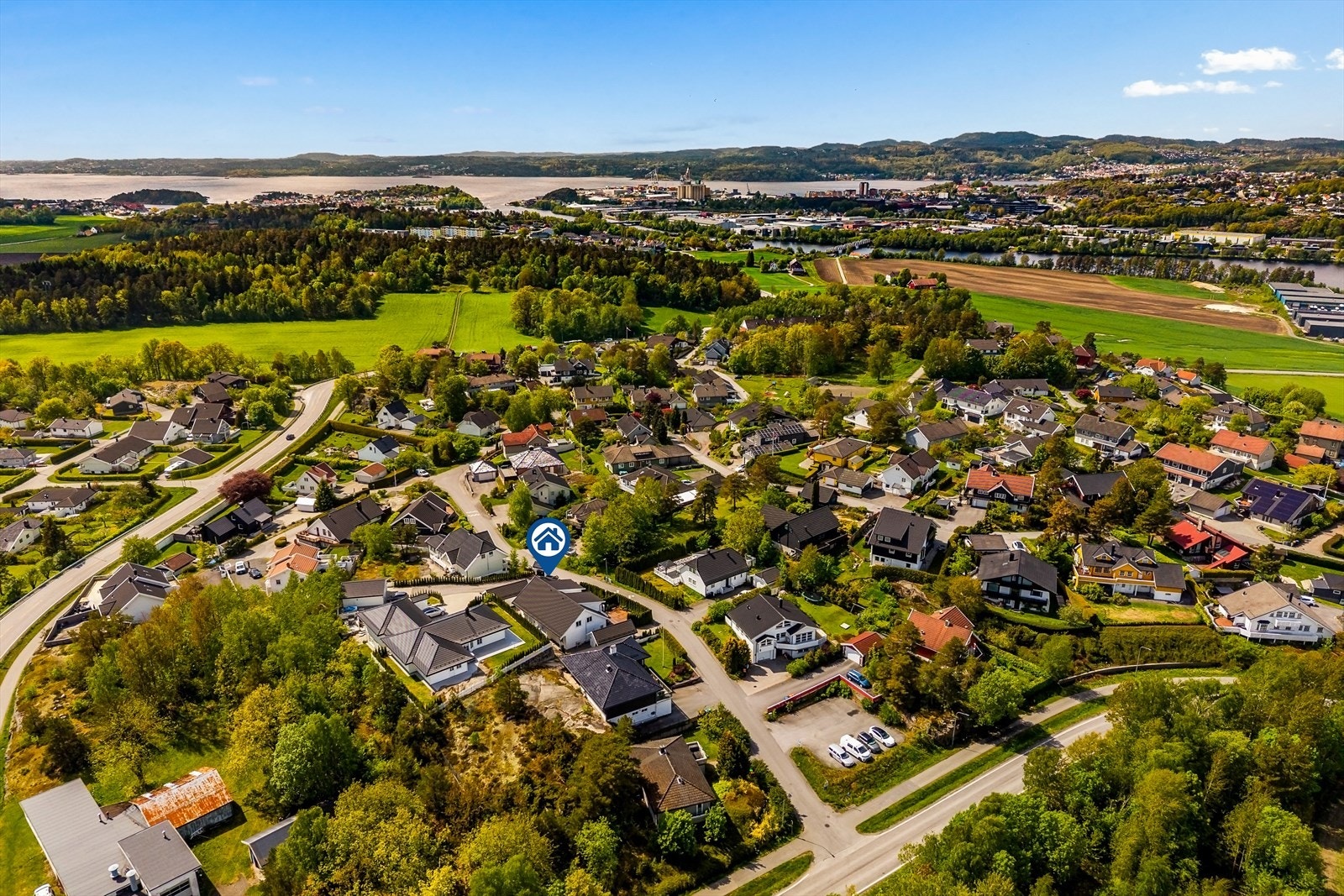 Nærmeste bussholdeplass, Grønneberg, er ca tre minutters gange unna, med gode forbindelser til Larvik sentrum. Galleribilde