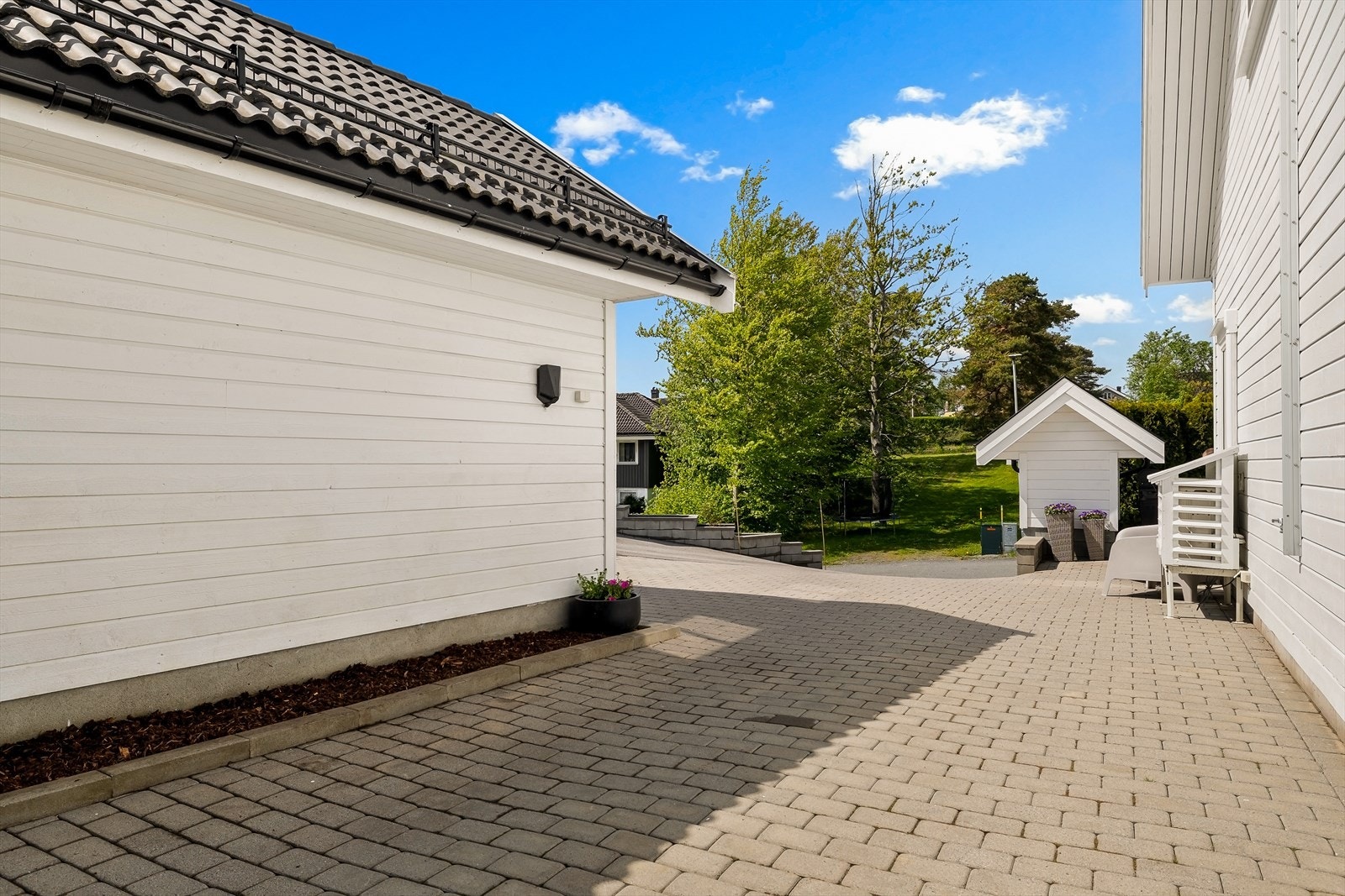 Eiendommen har en ryddig og velholdt fasade med liggende kledning. Galleribilde