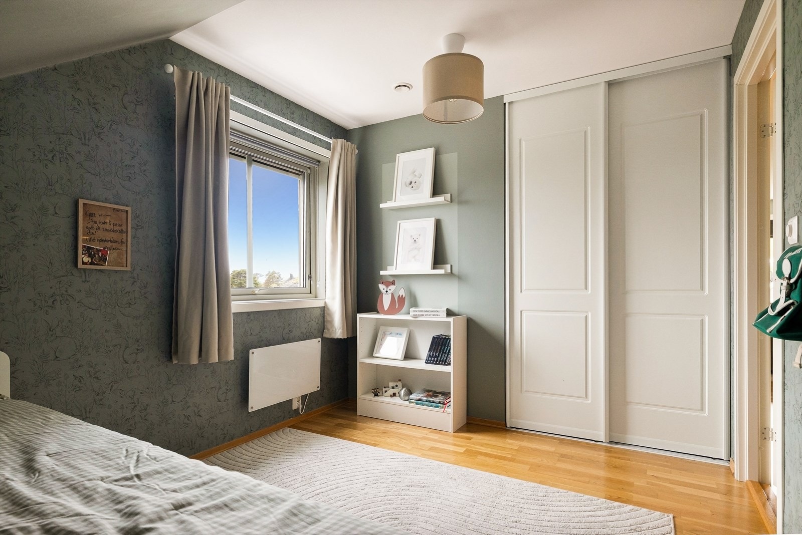 Det ene av to soverom i denne etasjen, med plass til seng og garderobeskap. Galleribilde