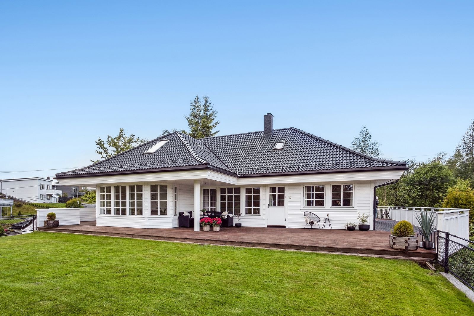 Pent opparbeidet eiendom med flott utsikt og gode solforhold. Galleribilde