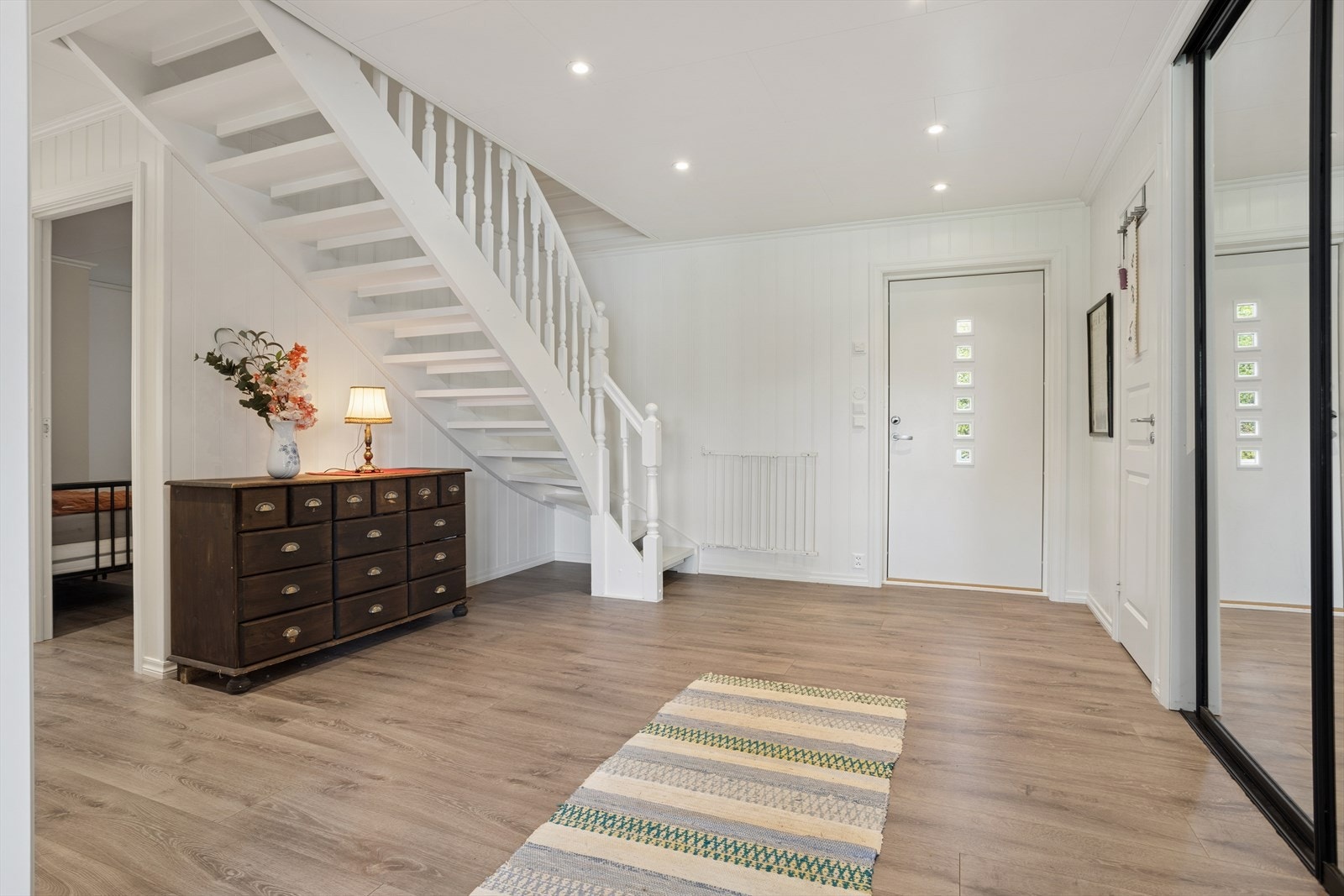 Romslig hall - gode lagringsmuligheter i skyvedørsgarderobe. Galleribilde
