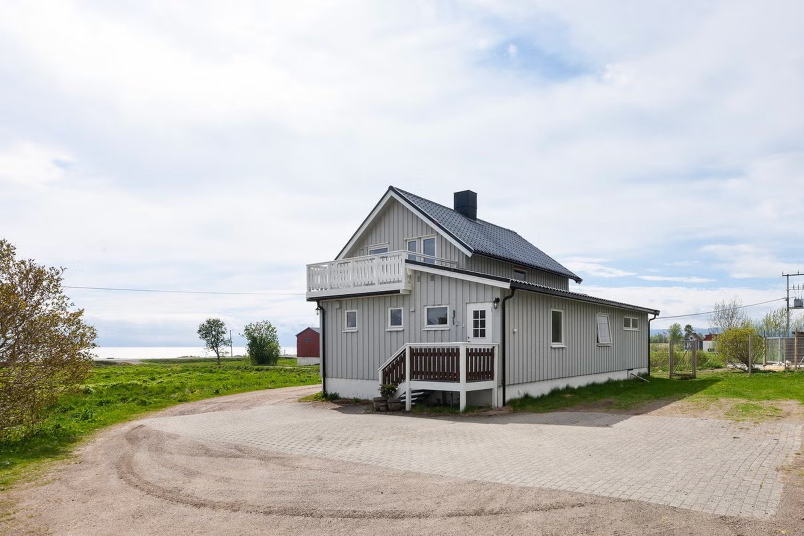 Velkommen til Grytting 12! Stor og romslig gårdsplass som er gruset og deler er med belegningsstein. Galleribilde