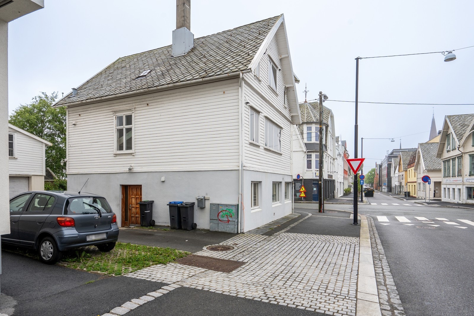 Bygningsmassen har renoveringsbehov. Eiendommen ligger i hensynssone - alle arbeider på fasade/takflater må avklares med byantikvar. Galleribilde