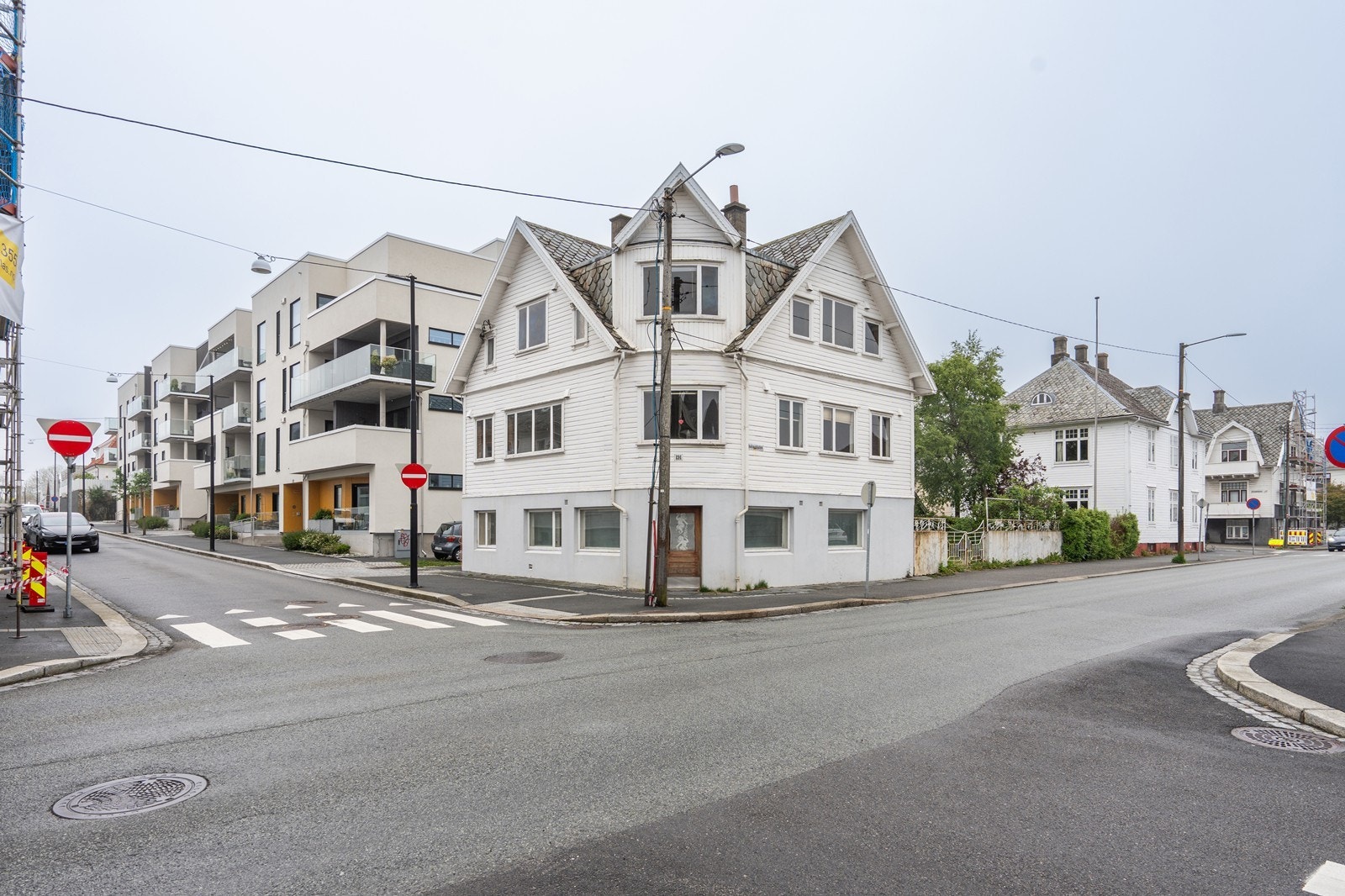 Velkommen til Kirkegata 191 - En klassisk og innholdsrik bygård over hele 4 plan med to godkjente boenheter + kontorlokale og lagerrom. Uinnredet kjeller. Frittliggende garasje. Galleribilde