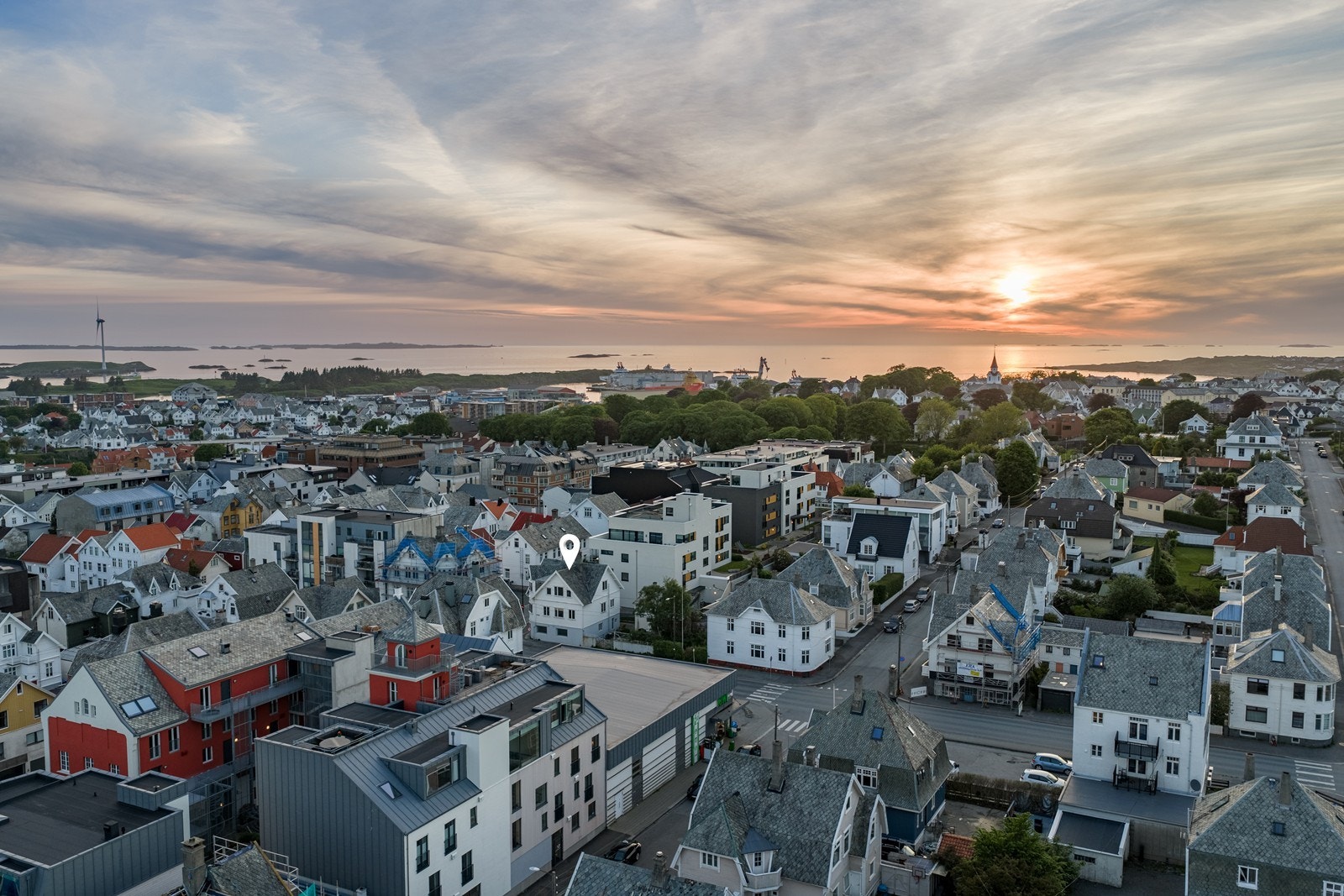 Sentral beliggenhet i Haugesund sentrum, med behagelig nærhet til alle sentrumsfasilitetene, shopping, kultur og yrende folkeliv, samt et utvalg av kaféer og restauranter. Galleribilde
