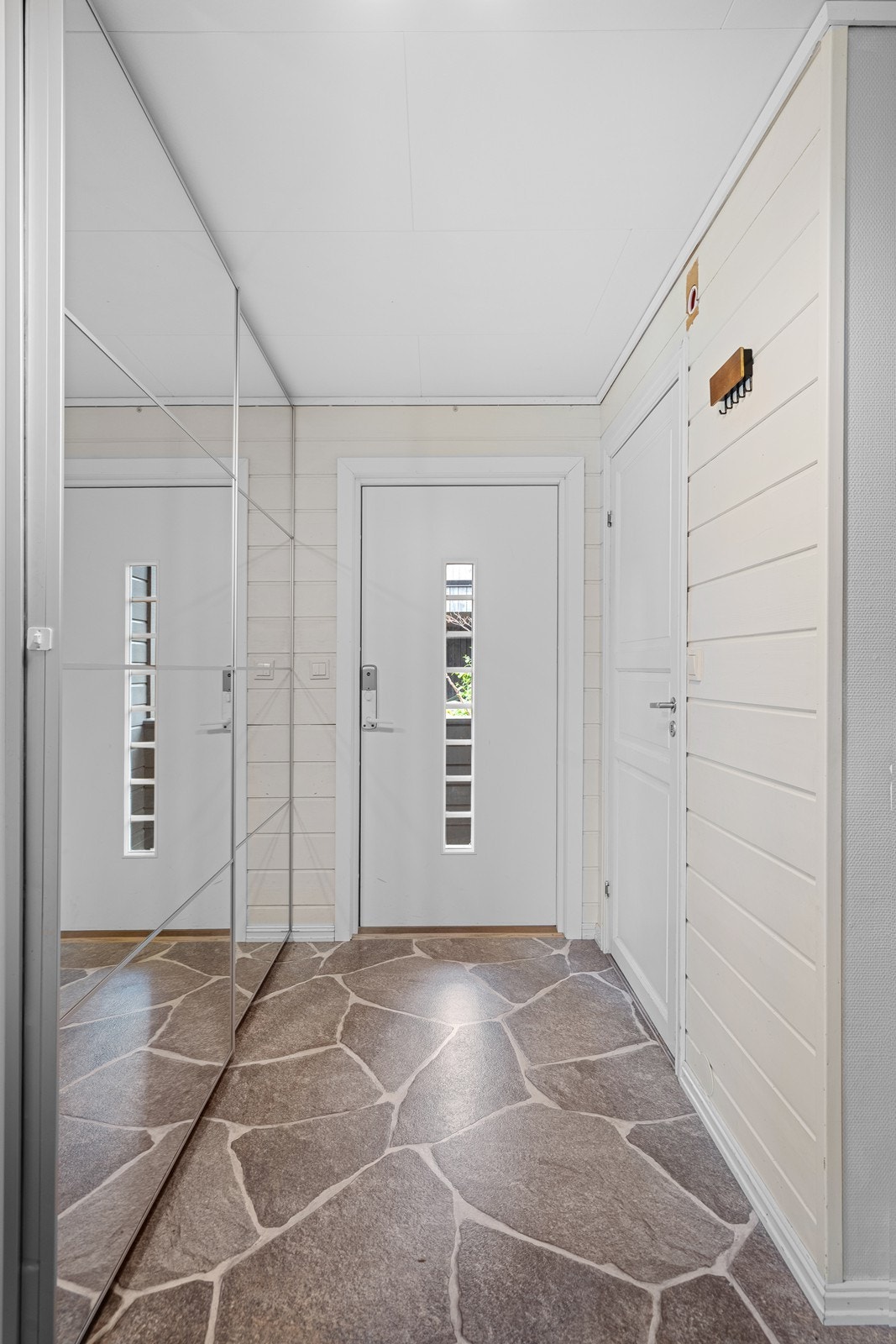 Velkommen inn! Tomannsboligen går over tre plan og har to stuer og fem soverom. Dette er en innholdsrik og familievennlig bolig med god plass og fleksible løsninger for ulike behov i hverdagen. Galleribilde
