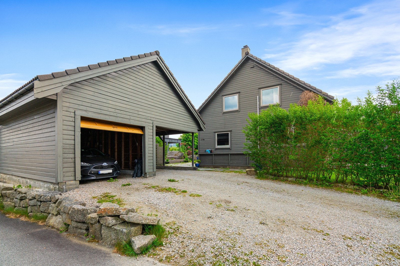 Eiendommen har carport og gode parkeringsmuligheter, noe som gir enkel og komfortabel adkomst. Galleribilde