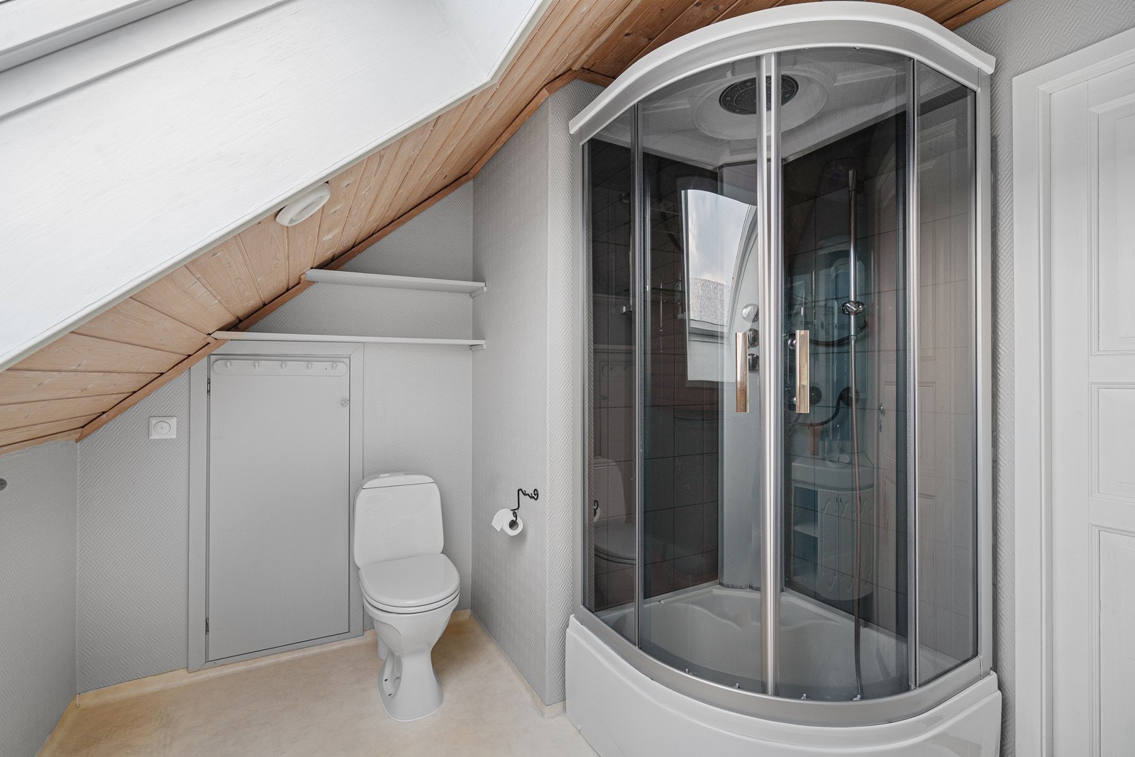 Videre er det dusjkabinett og toalett, og badet er enkelt og praktisk i bruk til hverdagen. Galleribilde