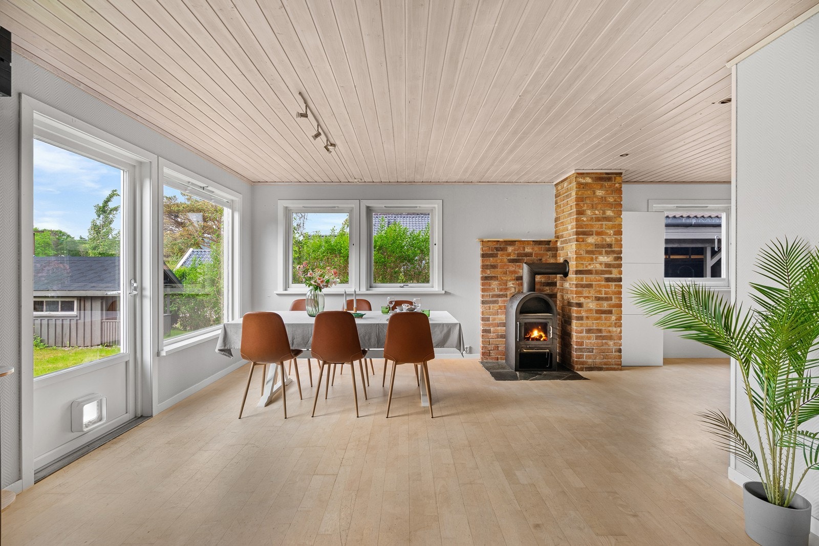 Stuen har naturlig plass til et spisebord der man kan samle familie og gjester til måltider og sosiale sammenkomster. Galleribilde