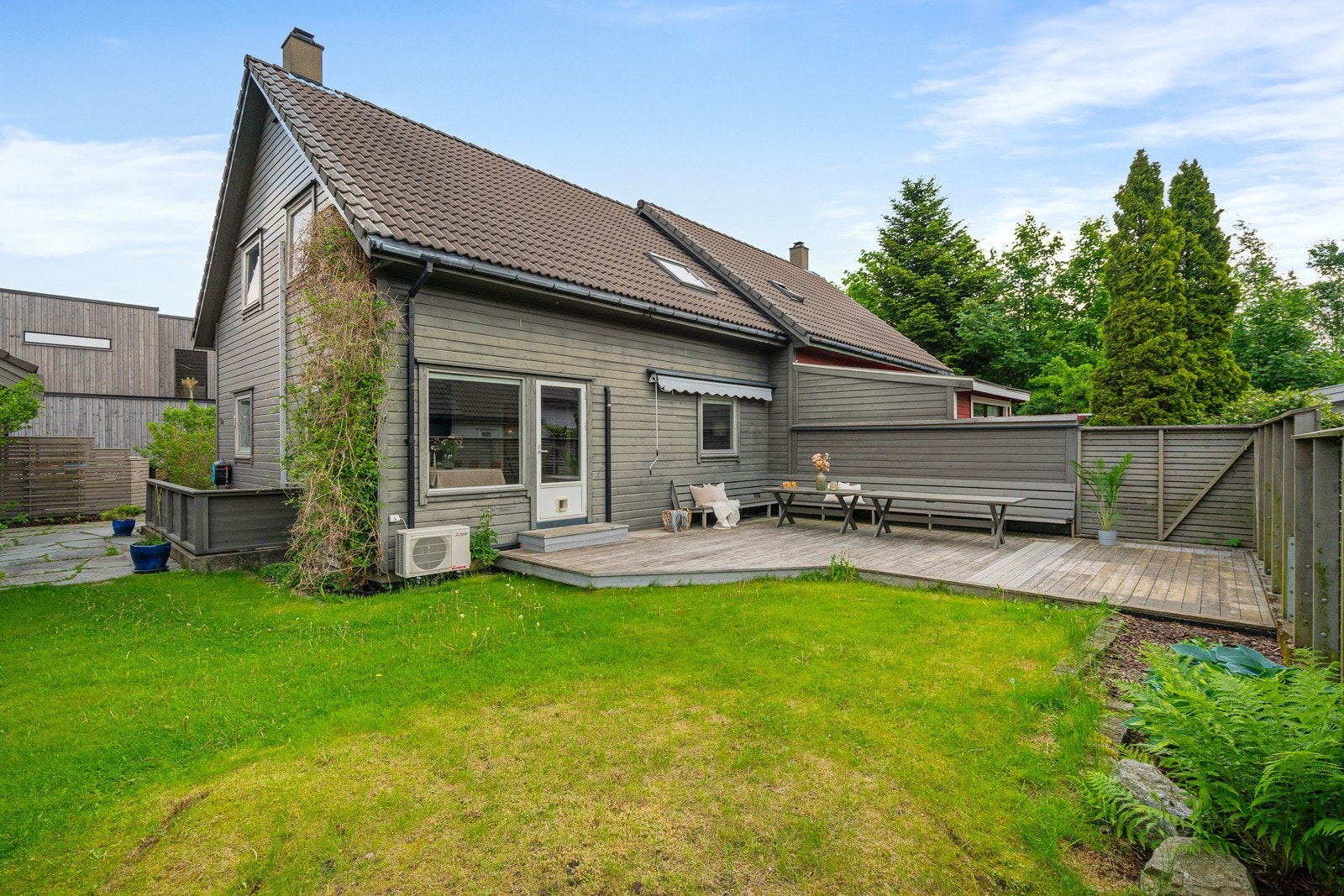 Uteområdet består av hage og en romslig terrasse som gir gode muligheter for både avslapning og sosiale sammenkomster. Galleribilde