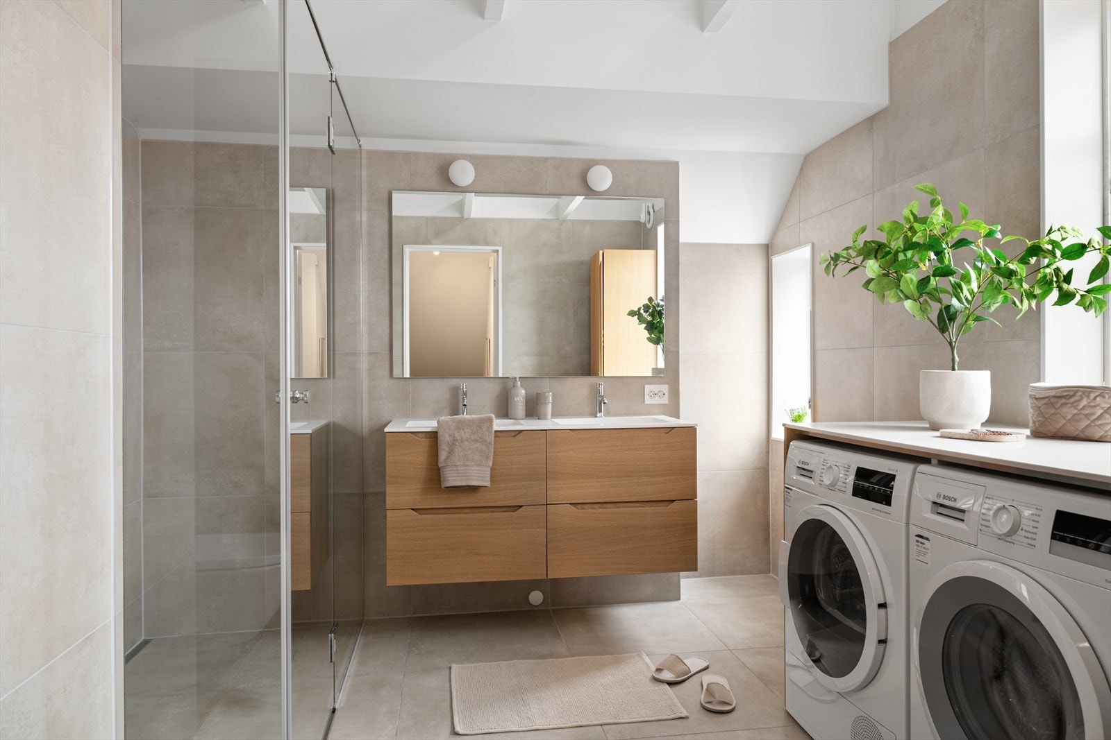 Badet ble renovert i februar 2024 av Sig. Halvorsen etter en tidligere vannlekkasje, og fremstår i dag moderne, funksjonelt og delikat. Galleribilde