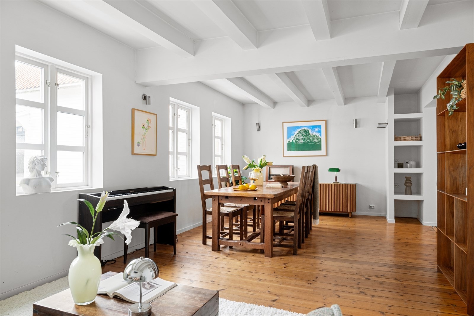Boligen fremstår velholdt og innbydende. I 2001 ble det gjennomført en omfattende innvendig oppgradering, og i 2007 ble fasaden oppgradert samtidig som det ble oppført tilbygg og etablert ny terrasse. Galleribilde