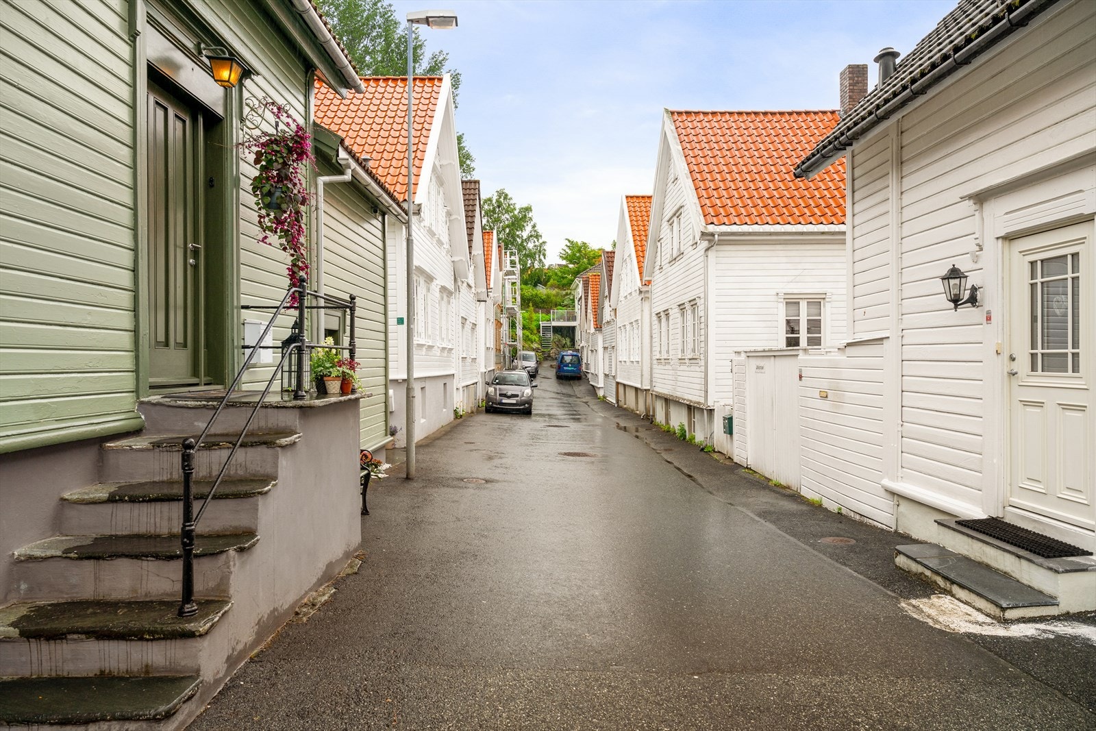 Rolig gate med godt naboskap og en hyggelig, sosial atmosfære. Den tette bebyggelsen gir naturlig nærhet mellom naboene, og det er lett å bli kjent. Galleribilde