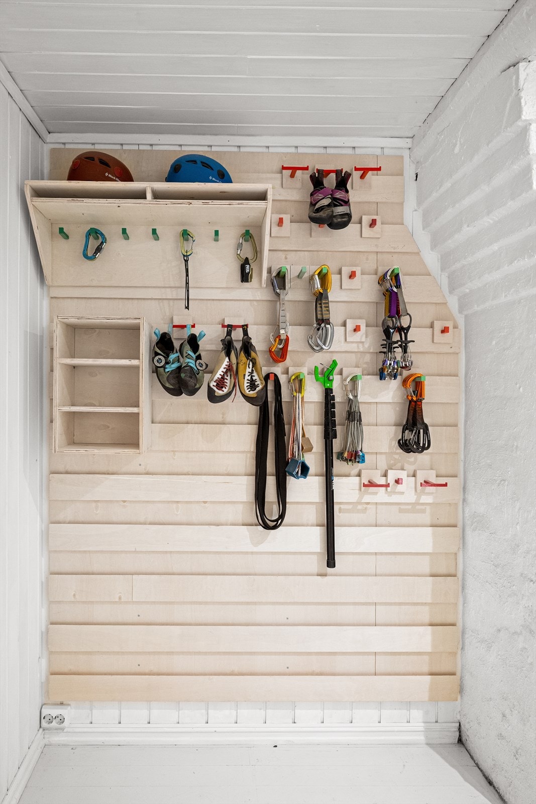 Gode lagringsmuligheter med hyller under kjellertrapp, bod i kjeller og kryploft på hovedsoverom. Galleribilde