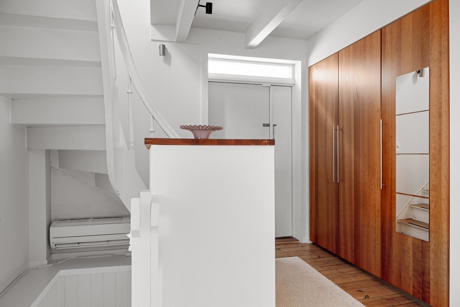 Entré/gang i 1. etasje med garderobeskap og god plass til yttertøy. Galleribilde