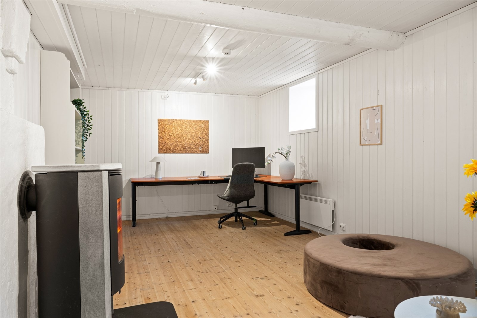 kjelleretasjen byr på en romslig og praktisk kjellerstue/kontor med mange bruksmuligheter. Galleribilde