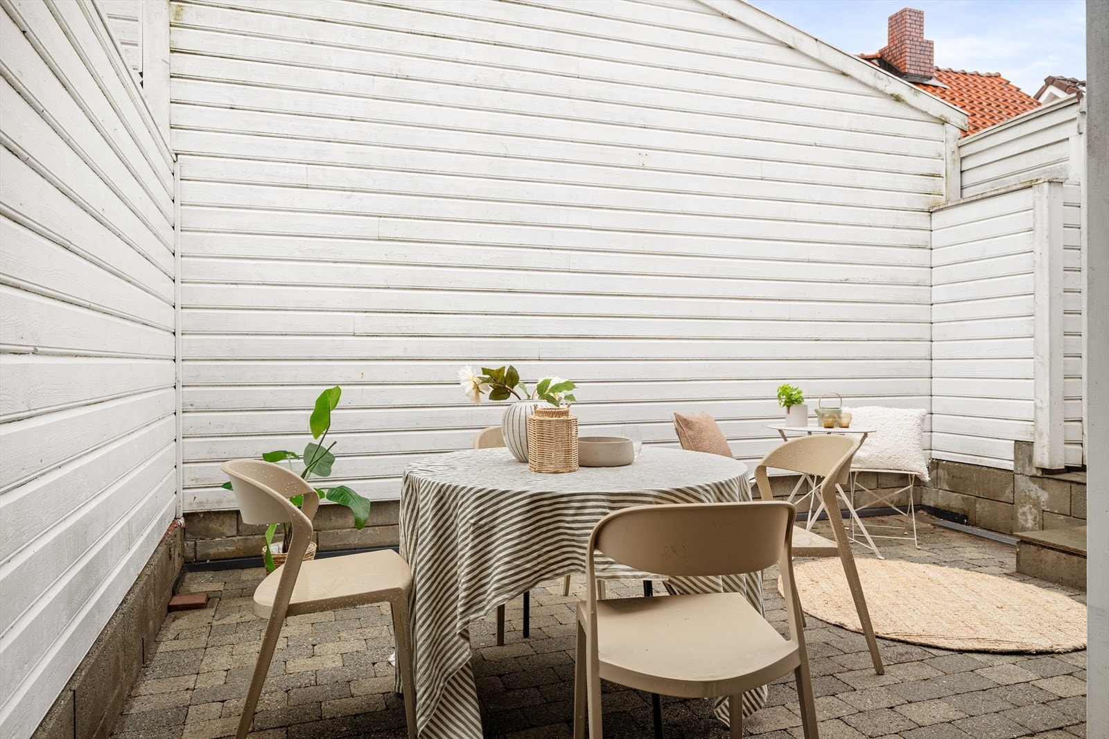 Lun og skjermet nordvendt terrasse på baksiden av boligen med gode solforhold på ettermiddag og kveld i sommerhalvåret. Galleribilde