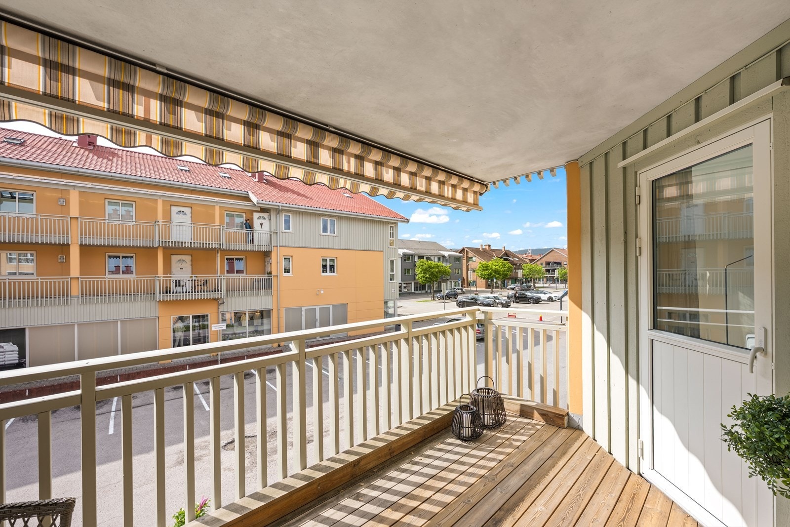 Praktisk markise som gir skygge på varme dager er montert på balkongen. Galleribilde