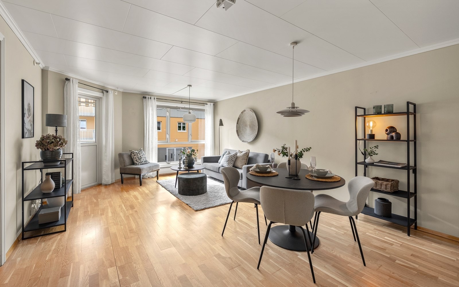 Stuen har god plass til både sofagruppe og spisebord. Galleribilde