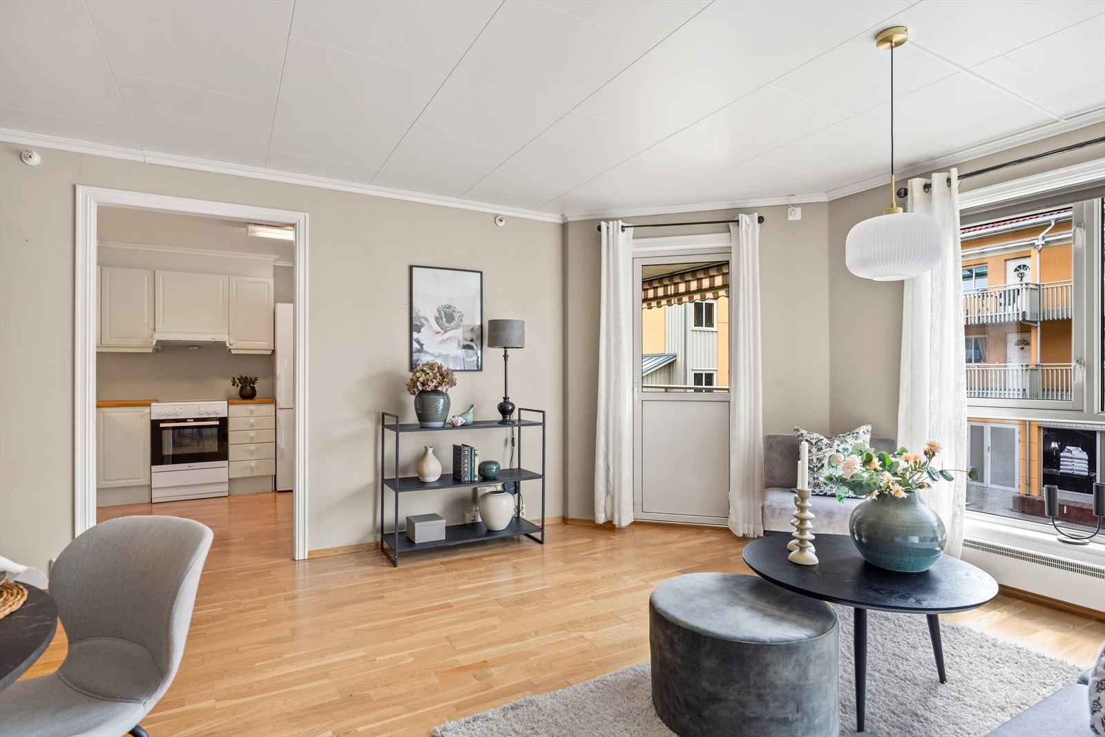 Fra stuen er det adkomst til kjøkkenet. Galleribilde