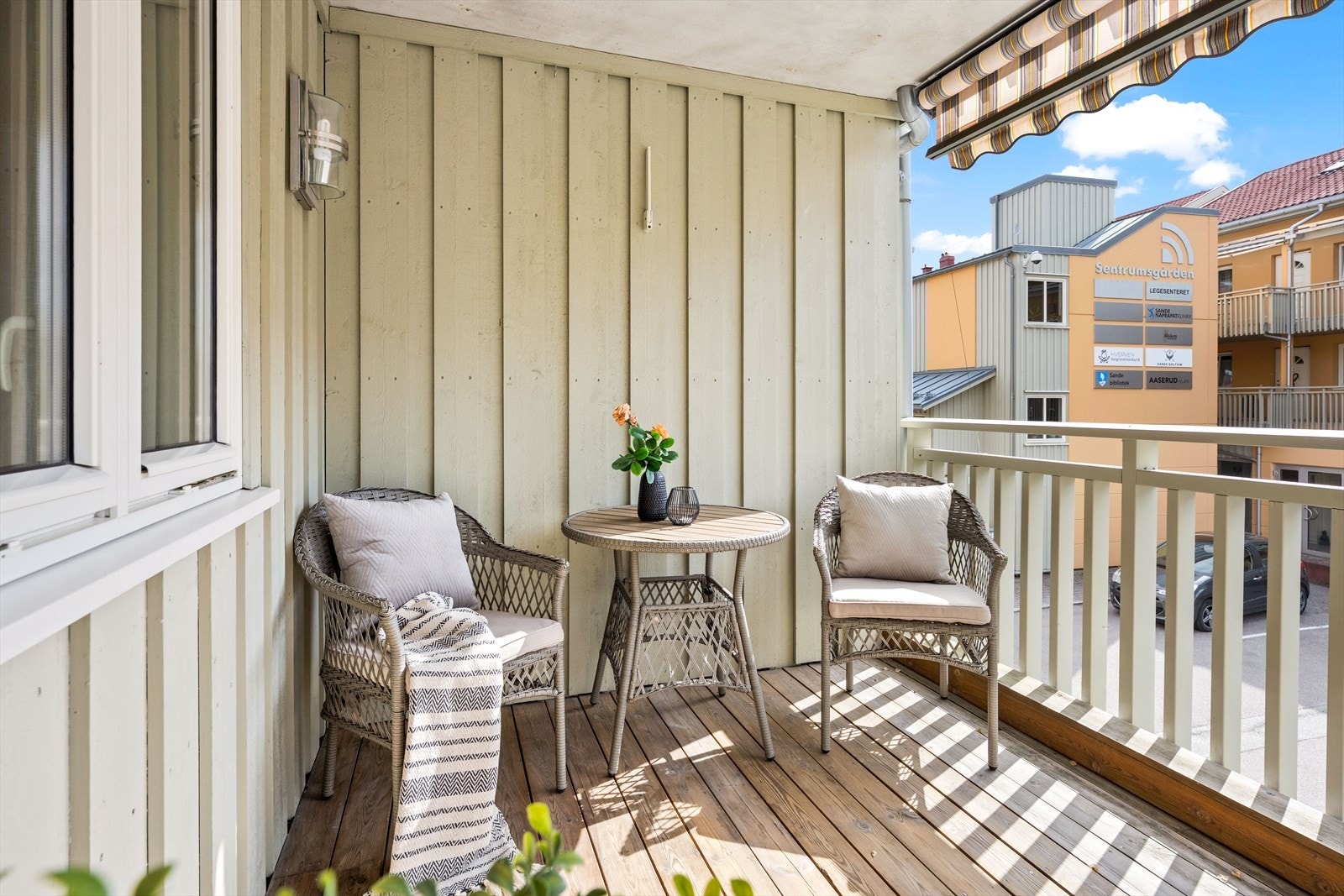 Balkongen har tregulv og rekkverk i tre, og fungerer som en fin forlengelse av stuen. Galleribilde