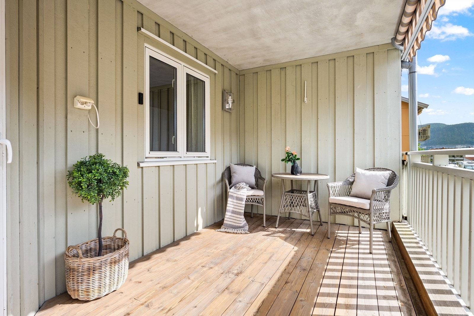 Balkongen er romslig med plass til en sittegruppe. Galleribilde