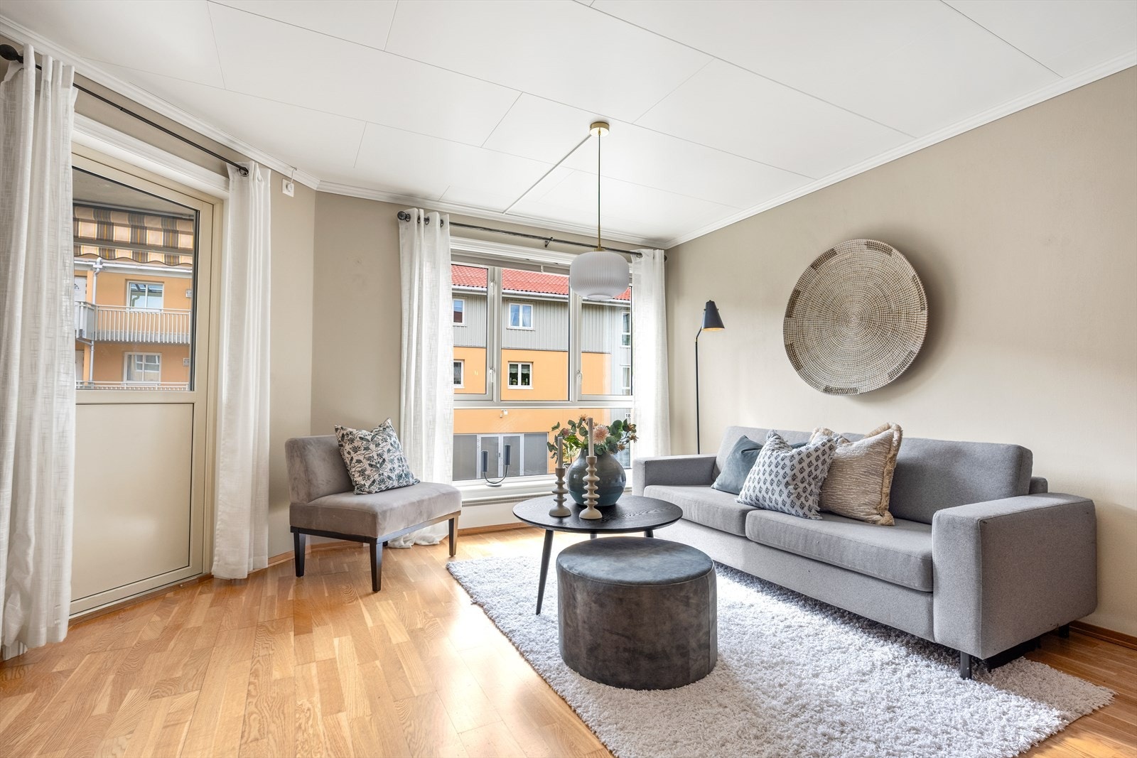 Fra stuen er det utgang til balkongen. Galleribilde