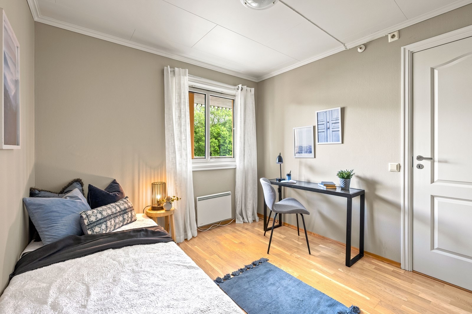 Også her er det parkett på gulvet og vindu som gir godt med dagslys. Galleribilde