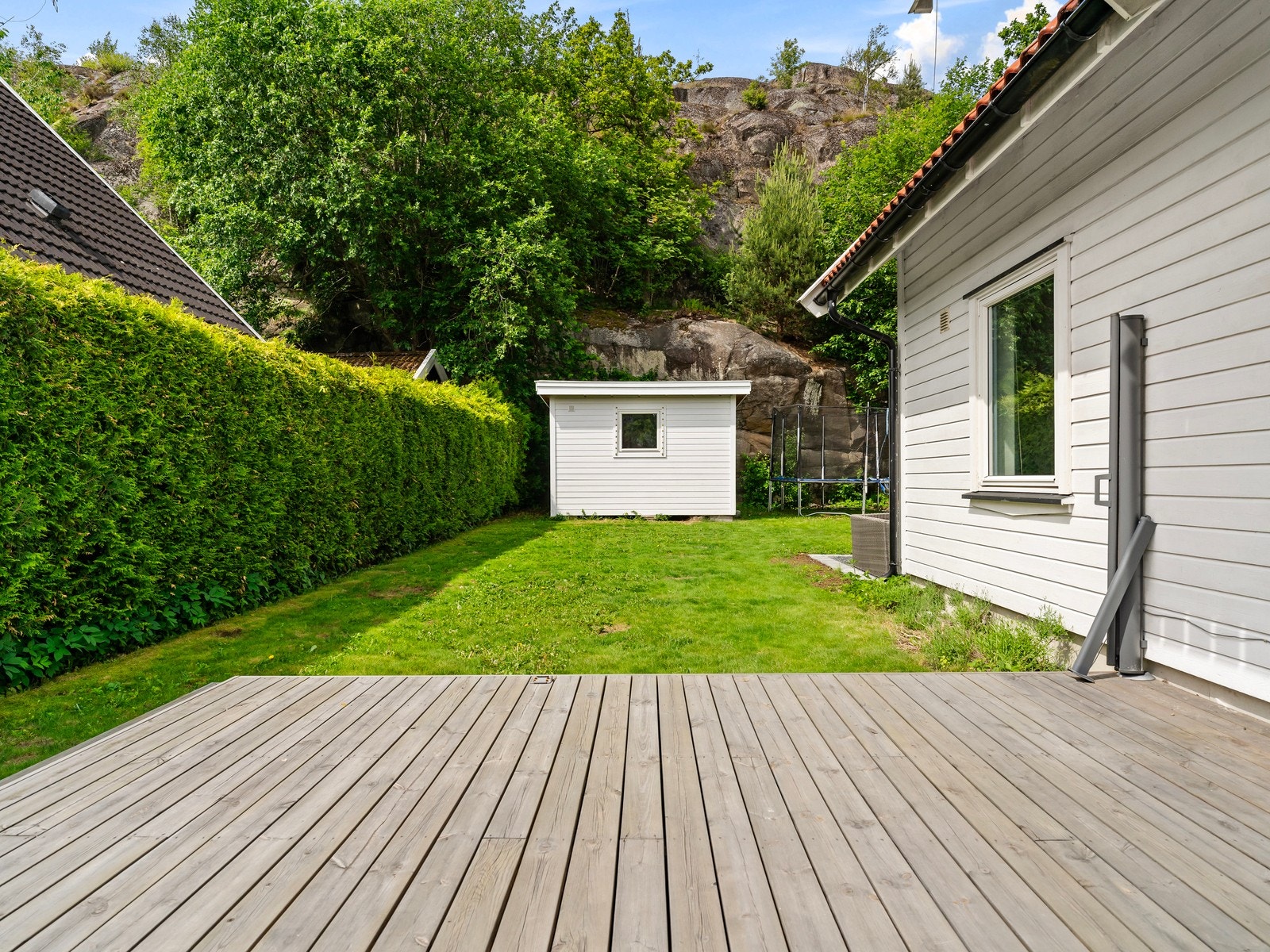 Fra terrassen er det videre tilgang til den lettstelte hagen. Galleribilde
