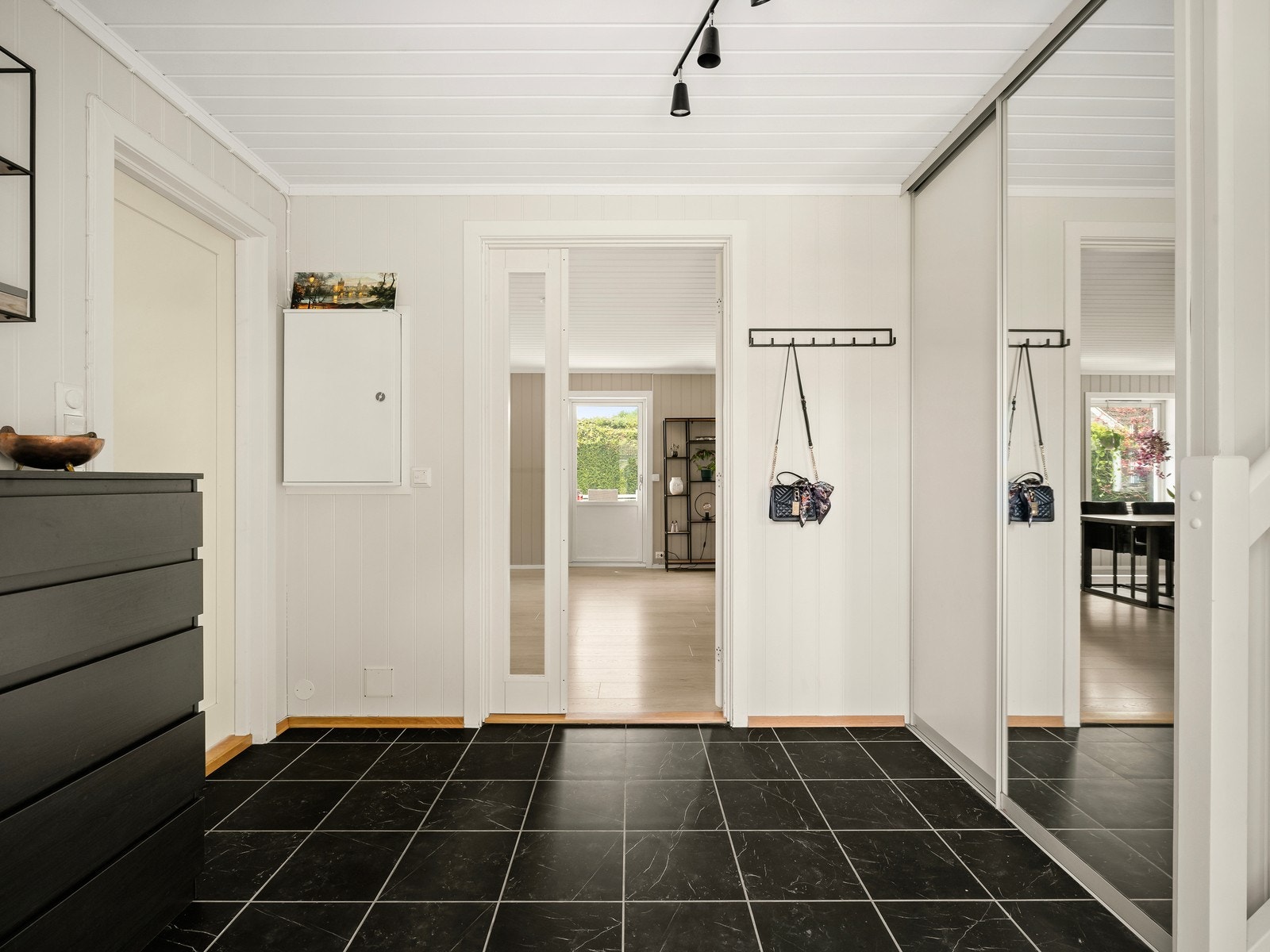 Velkommen inn i en lys og romslig entré med flislagt gulv og varmekabler. Galleribilde
