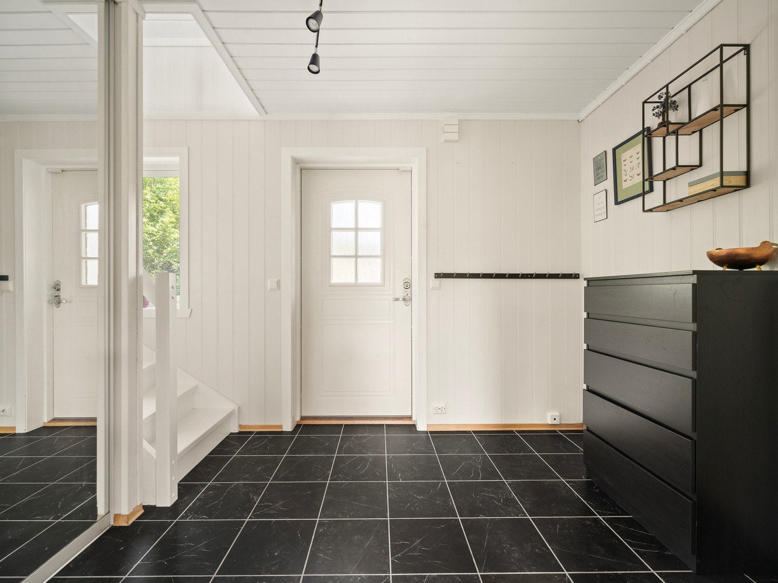 Her er det god plass til oppbevaring i en bred skyvedørsgarderobe. Galleribilde