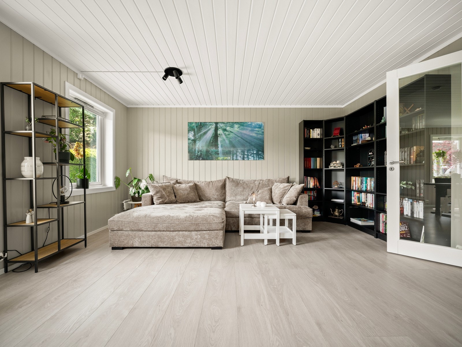Her er det god plass til både sofagruppe og spisebord, noe som skaper fine rammer for både hverdagsliv og sosiale sammenkomster. Galleribilde